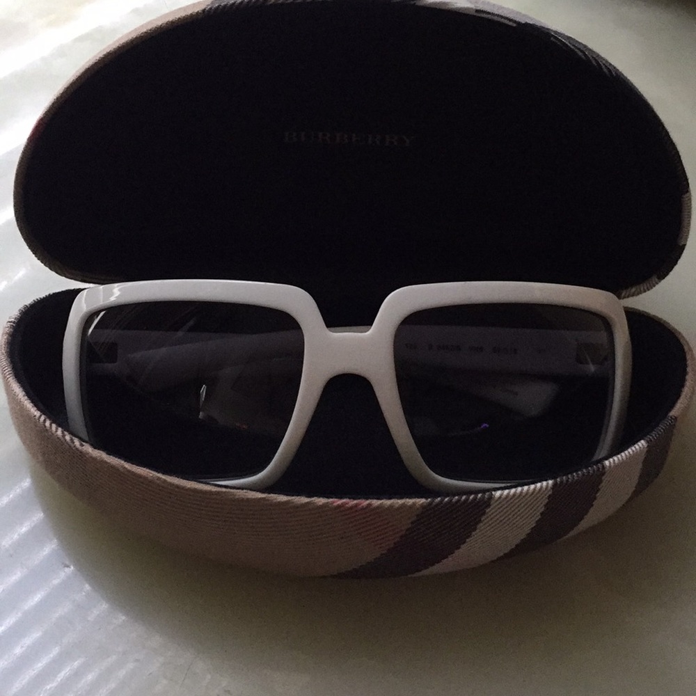 Burberry Sunglasses Palm Royale LOOK - Picture 2 of 5